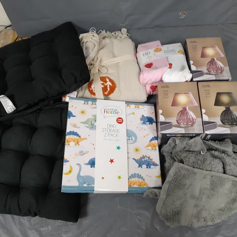 APPROXIMATELY 8 ASSORTED HOUSEHOLD ITEMS TO INCLUDE VARIOUS BEDDING IN VARIOUS SIZES AND STYLES, AND TEALIGHT HOLDERS ETC.