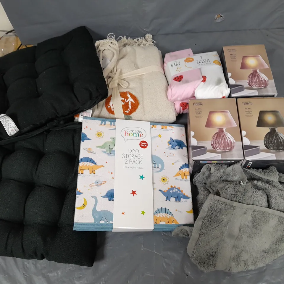 APPROXIMATELY 8 ASSORTED HOUSEHOLD ITEMS TO INCLUDE VARIOUS BEDDING IN VARIOUS SIZES AND STYLES, AND TEALIGHT HOLDERS ETC.
