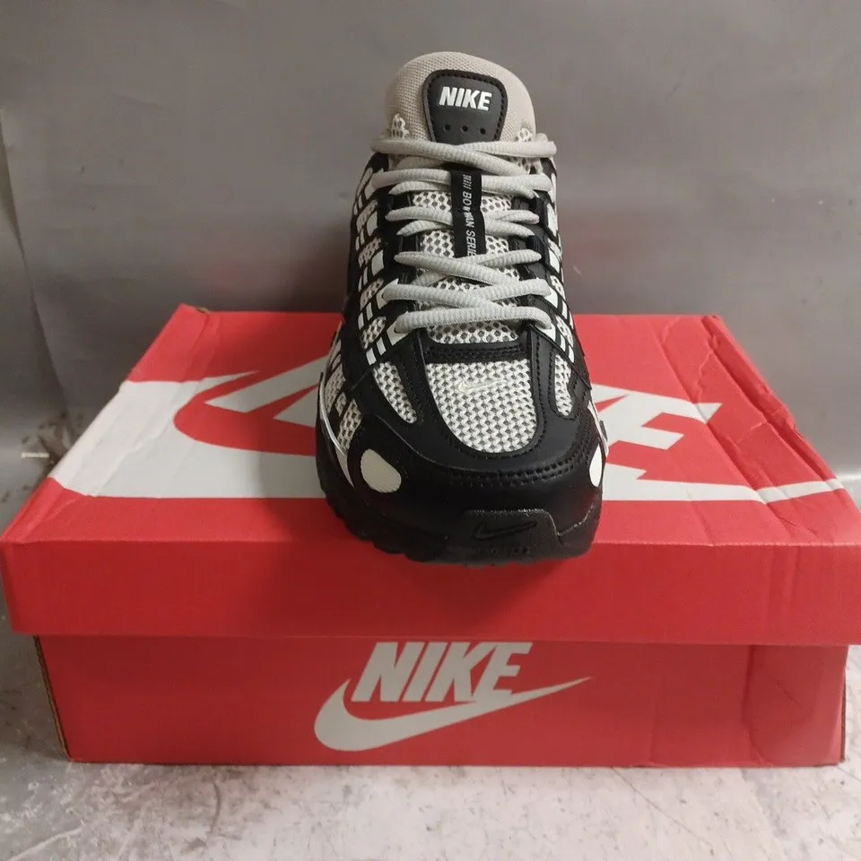 BOXED PAIR OF NIKE P-6000 TRAINERS IN GREY/BLACK SIZE UK 8