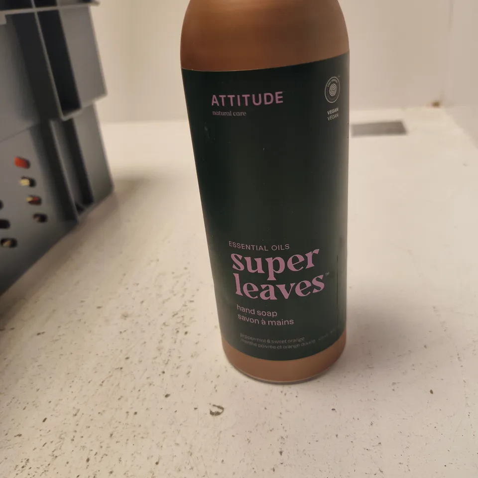 TOTE OF APPROXIMATELY 14 ASSORTED COSMETICS TO INCLUDE: SUPER LEAVES HAND SOAP 