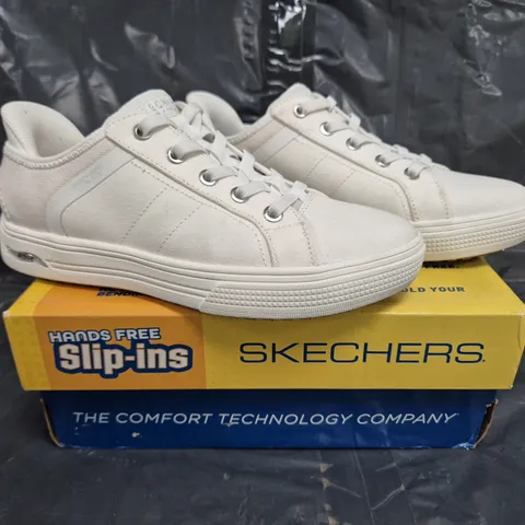 BOXED PAIR OF SKECHERS ARCADE SLIP-ON TRAINERS IN WHITE SIZE 3