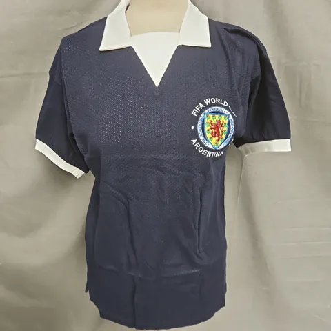 SCORE DRAW OFFICIAL RETRO THE SCOTTISH FOOTBALL ASSOCIATION ARGENTIA 1978 SHIRT IN NAVY/WHITE SIZE L