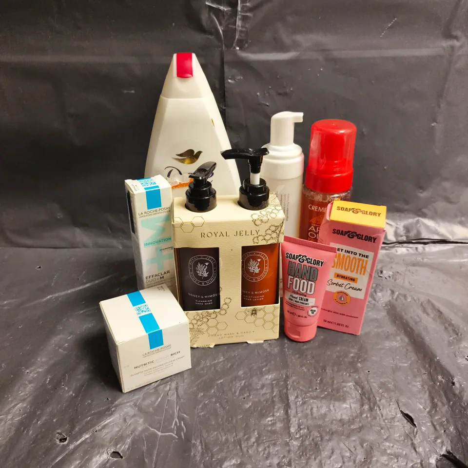 APPROXIMATEY 20 ASSORTED HEALTH AND BEAUTY PRODUCTS TO INCLUDE - ROYAL JELLY HAND DUO - DOVE BODY WASH - SOAP & GLORY HAND FOOD - ETC
