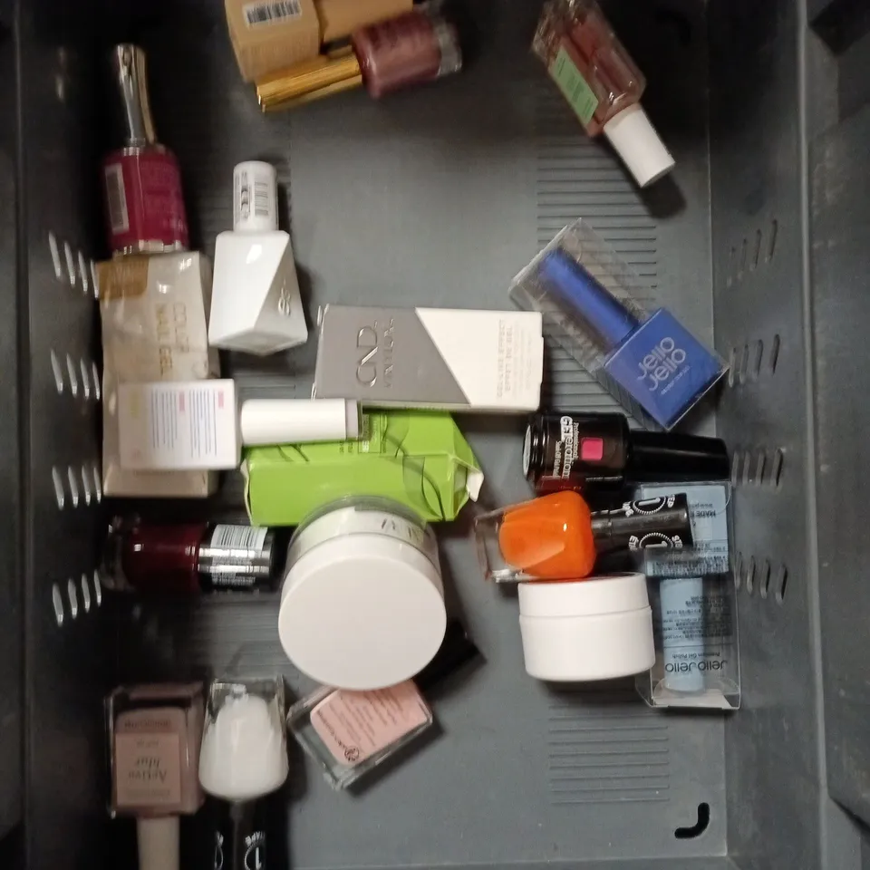 APPROXIMATELY 20 BOTTLES OF NAIL VARNISH TO INCLUDE NAILBERRY, OPI AND MANICURIST