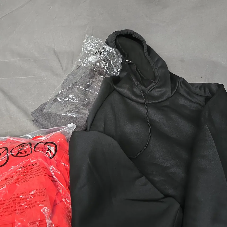 APPROXIMATELY 25 ASSORTED CLOTHING PRODUCTS IN VARIOUS STYLES & SIZES TO INCLUDE JACKETS, T-SHIRTS, DRESSES ETC