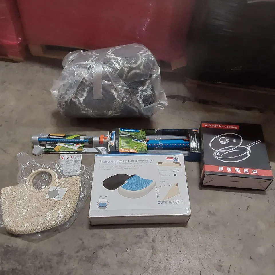 PALLET OF ASSORTED ITEMS INCLUDING: OSCILLATING SPRINKLERS, WOK PANS, RUGS, PRESSURE MANAGEMENT CUSHION ECT