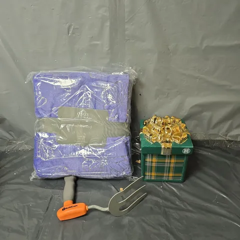 APPROXIMATELY 6 HOUSEHOLD ITEMS TO INCLUDE FOIL PRINTED THROW, GARDEN HAND TROWELS AND DECORATIVE CANDLES