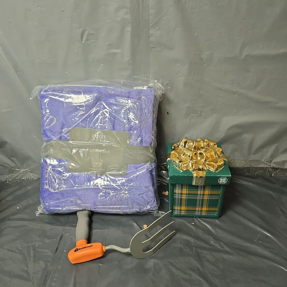 APPROXIMATELY 6 HOUSEHOLD ITEMS TO INCLUDE FOIL PRINTED THROW, GARDEN HAND TROWELS AND DECORATIVE CANDLES