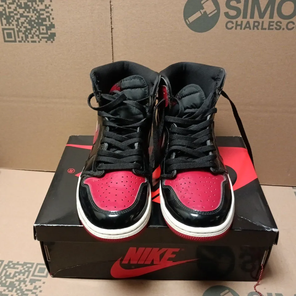BOXED PAIR OF NIKE AIR JORDAN 1 RETRO HIGH OG TRAINERS IN BLACK/RED - UK 8.5