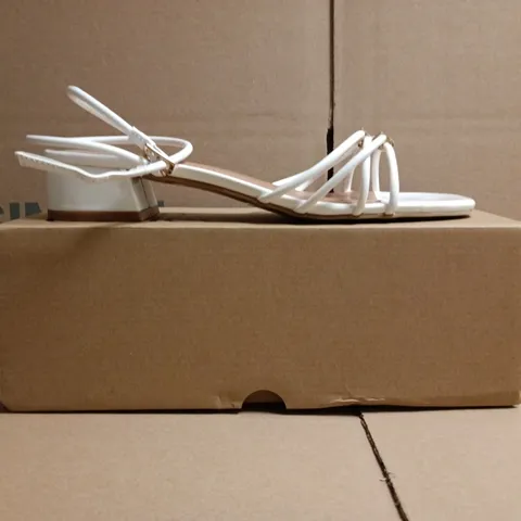 BOXED PAIR OF THE VERY COLLECTION OPEN TOE LOW BLOCK HEEL SANDALS IN WHITE SIZE 6