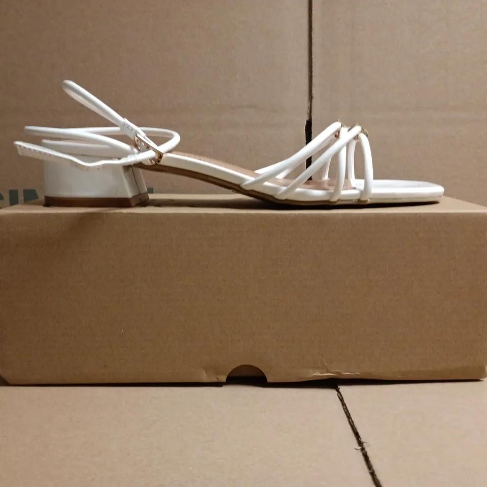 BOXED PAIR OF THE VERY COLLECTION OPEN TOE LOW BLOCK HEEL SANDALS IN WHITE SIZE 6