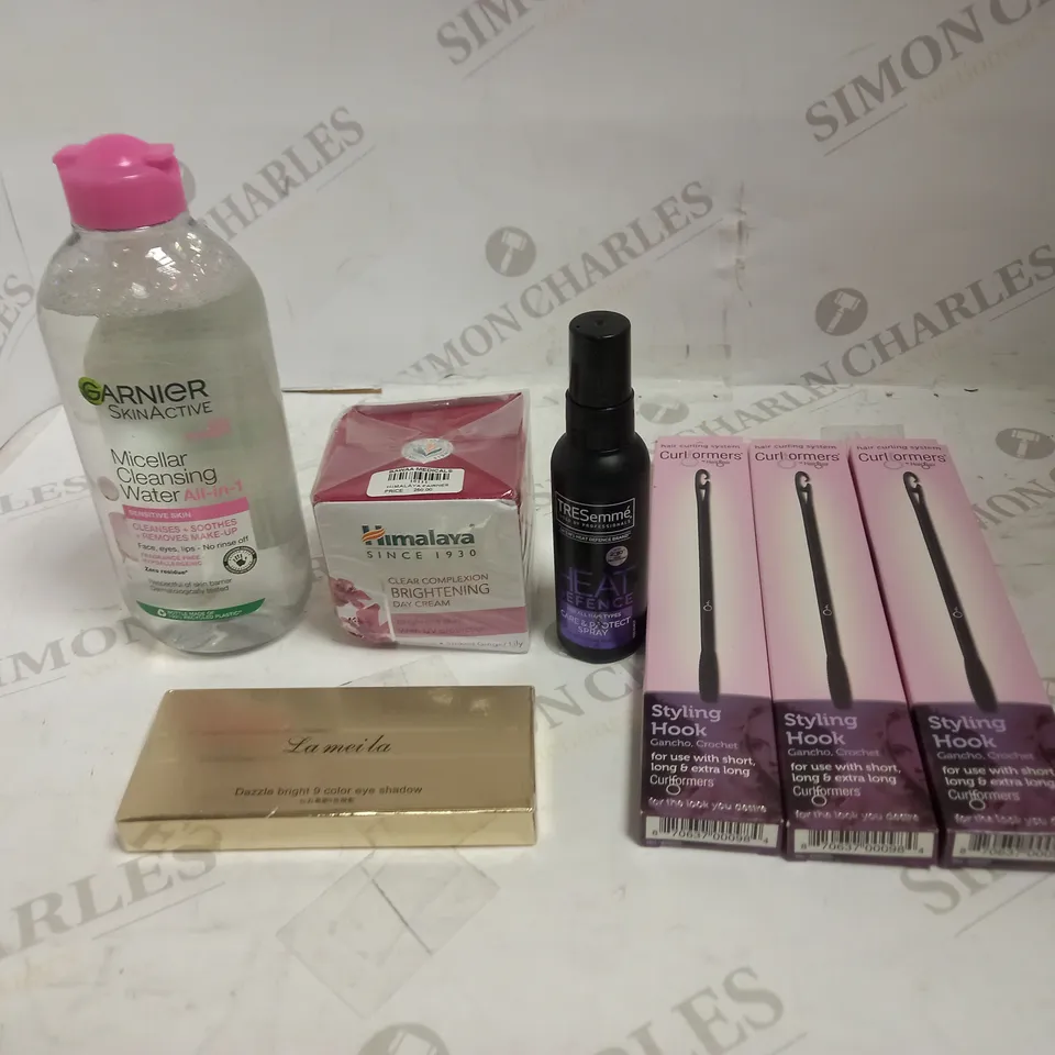 LOT OF APPROXIMATELY 20 ASSORTED HEALTH & BEAUTY ITEMS, TO INCLUDE GARNIER, TRESEMME, HIMALAYA, ETC