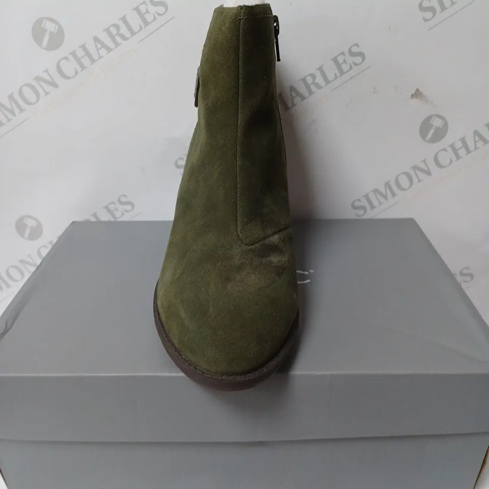  PAIR OF BOXED VIONIC NAOMI ANKLE BOOTS OLIVE SIZE 6