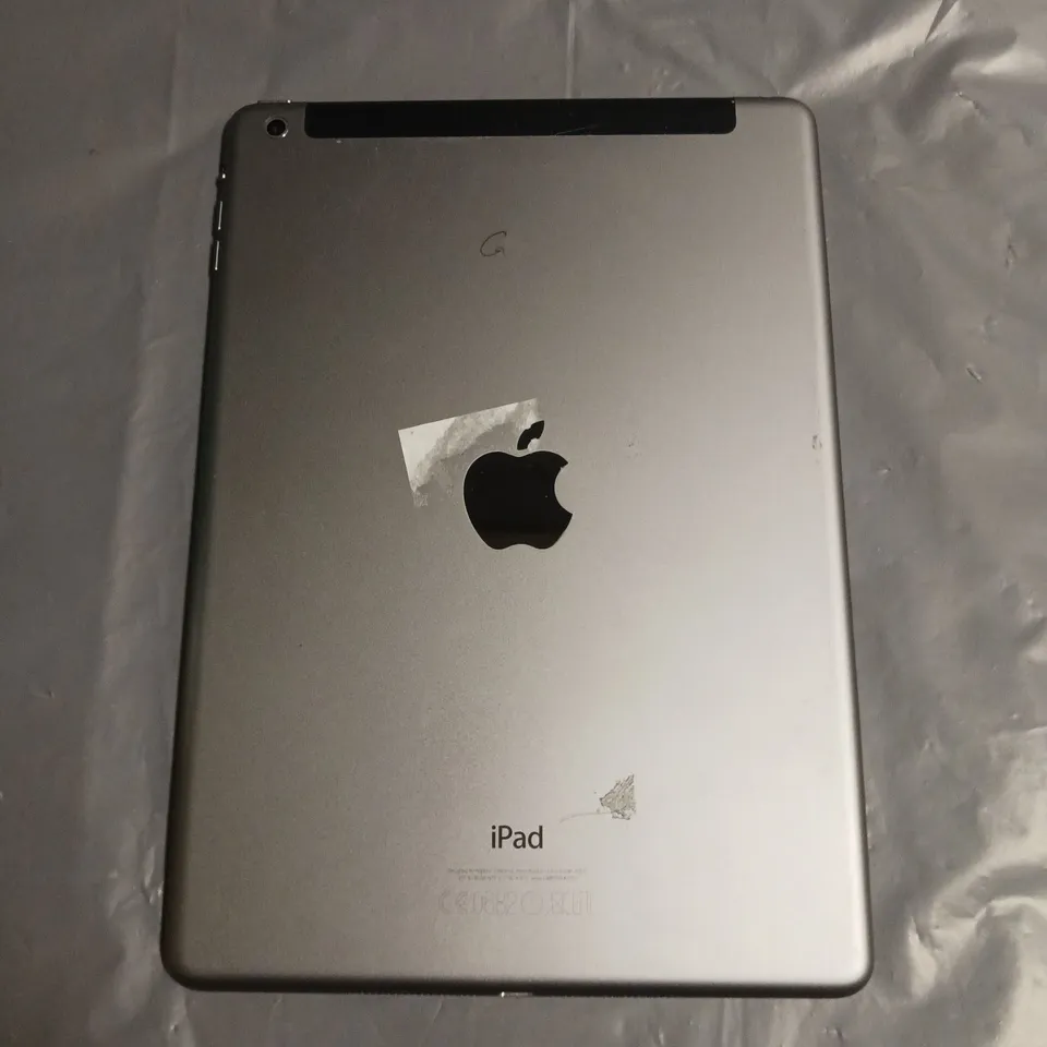 APPLE IPAD AIR 1ST GEN TABLET IN SILVER 