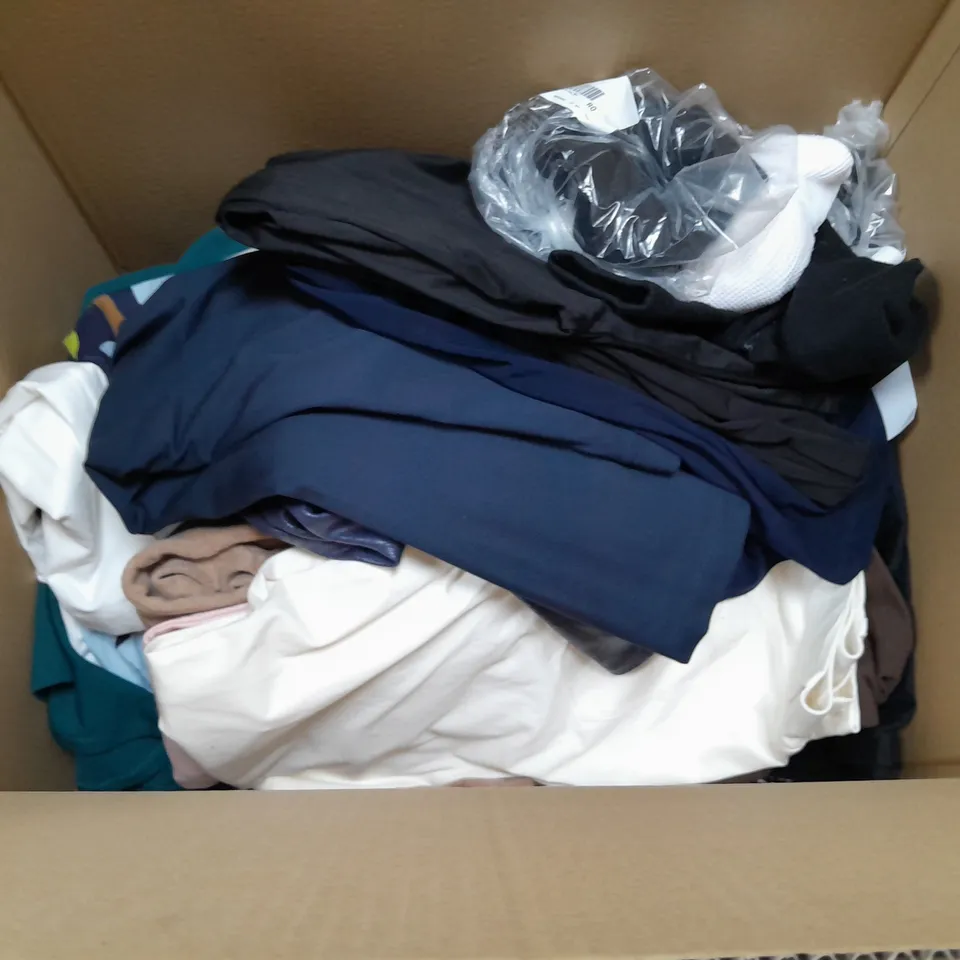 LARGE QUANTITY OF ASSORTED CLOTHING ITEMS TO INCLUDE HELENE BERMANN, WHITE STUFF AND D & CO - VARIOUS SIZES