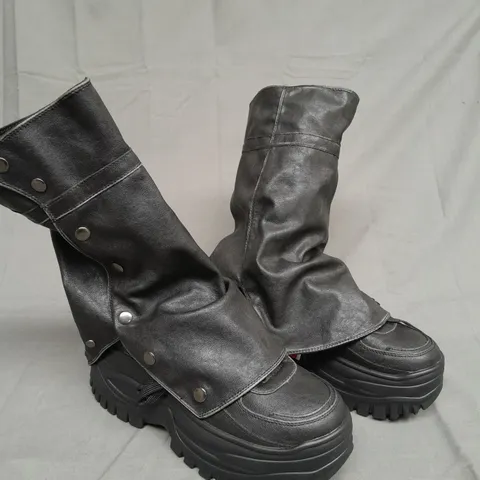 UNBOXED PAIR OF BERSHKA BOOTS WITH DETACHABLE SLEEVES - BLACK SIZE UK 6
