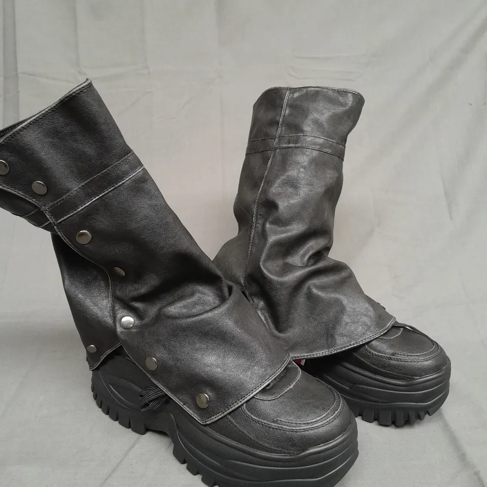 UNBOXED PAIR OF BERSHKA BOOTS WITH DETACHABLE SLEEVES - BLACK SIZE UK 6 
