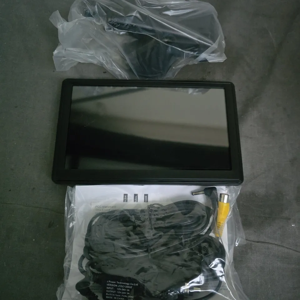 CAR LCD MONITOR – INCLUDES POWER ADAPTER & AV CABLES