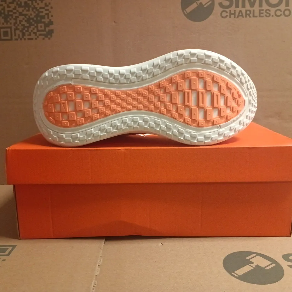 BOXED PAIR OF NIKE VOMERO PLUS TRAINERS IN SAIL/HOT LAVA/WHITE SIZE UK 5.5