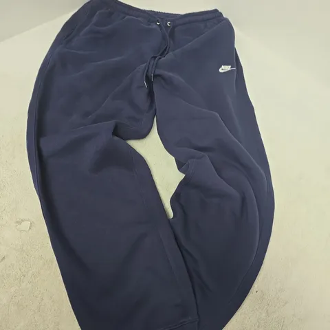 NIKE CLUB FLEECE PANT NAVY – MENS, UK MEDIUM (US MEDIUM) – WITH TAG