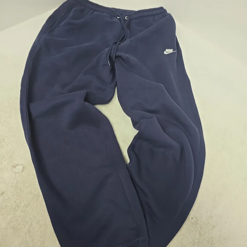 NIKE CLUB FLEECE PANT NAVY – MENS, UK MEDIUM (US MEDIUM) – WITH TAG