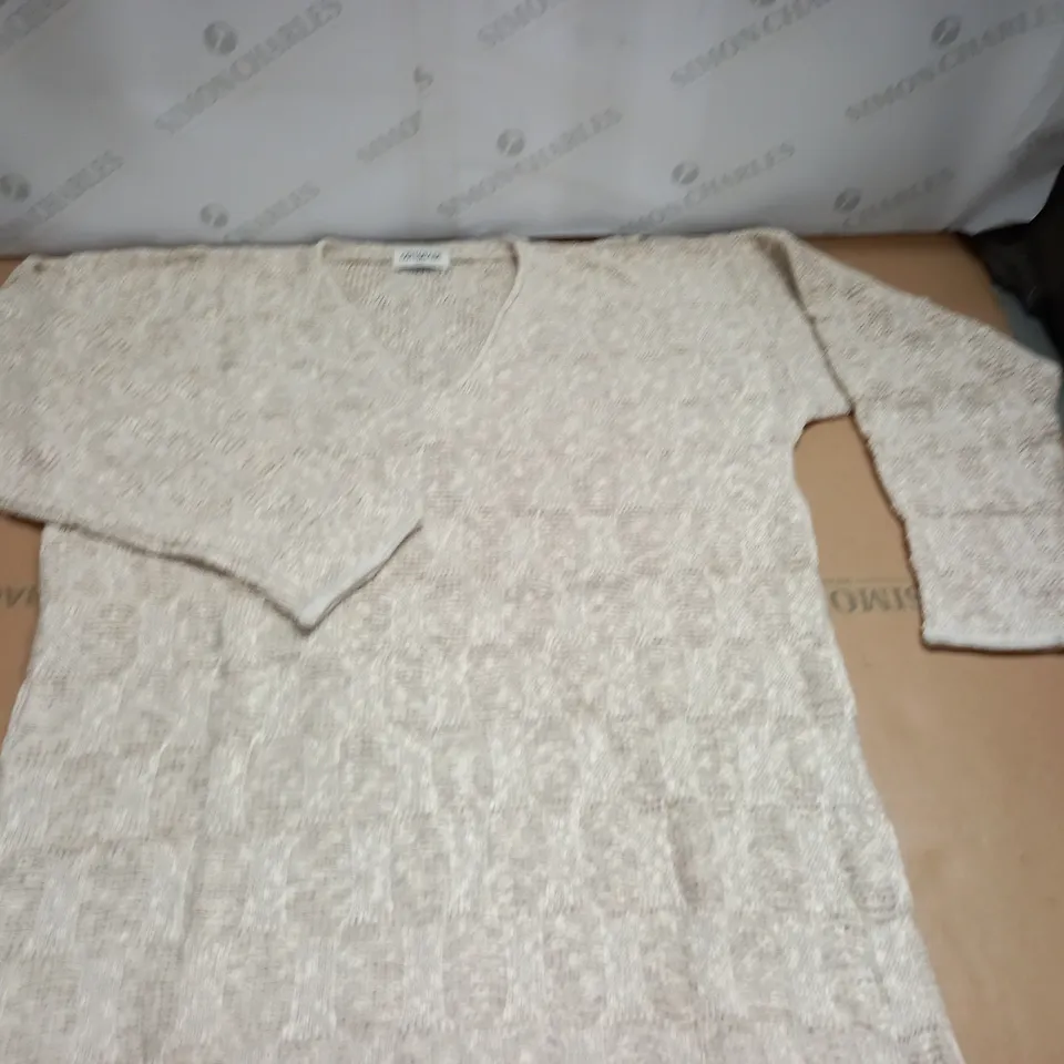 LOT OF APPROXIMATELY 18 COTTONADE V-NECK JUMPERS IN NATURAL - SIZE UNSPECIFIED