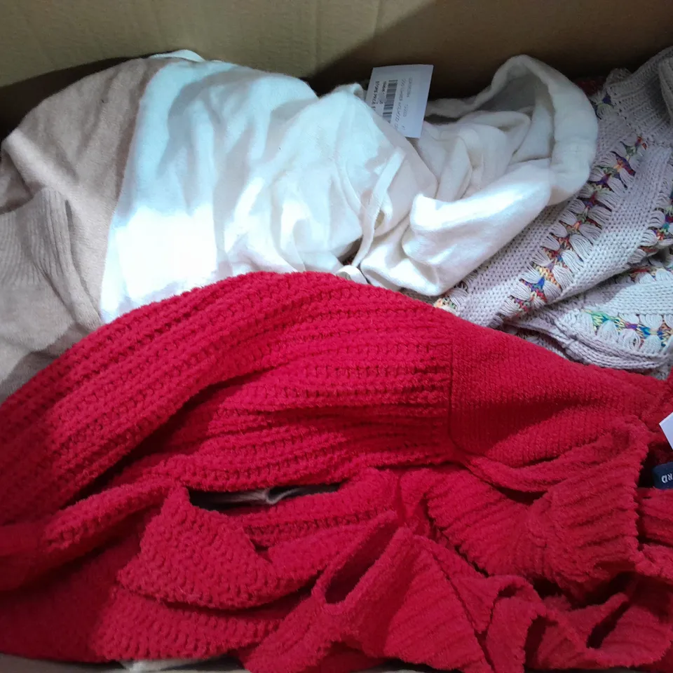 BOX OF APPROX 12 ASSORTED ITEMS TO INCLUDE - NINA LEONARD - MUK LUDS SLIPPERS - OUT OF OFFICE ECT