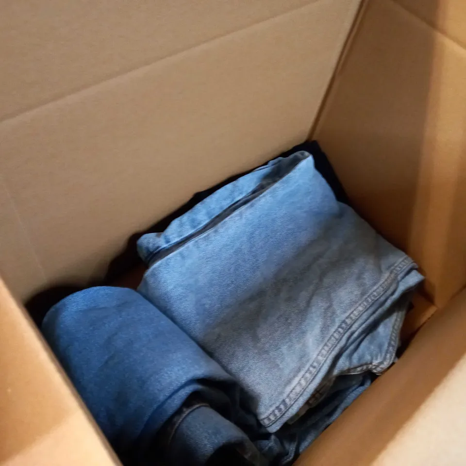 BOX OF APPROX 8 ASSORTED JEANS/DENIM ITEMS VARYING IN SIZE/COLOUR/STYLE