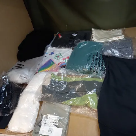 LOT OF A SIGNIFICANT QUANTITY OF ASSORTED CLOTHING AND ACCESSORIES TO INCLUDE; T-SHIRTS, JUMPERS ETC