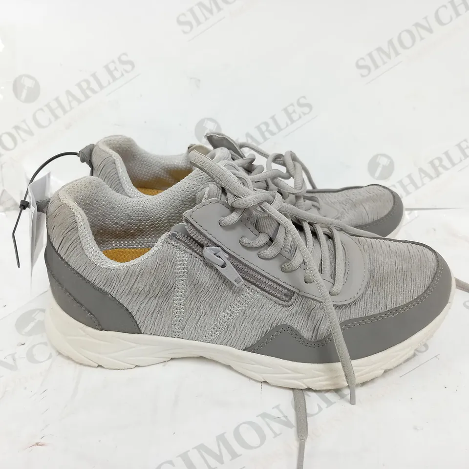 VIONIC BRISK JETTA TRAINER LIGHT GREY - UK 4