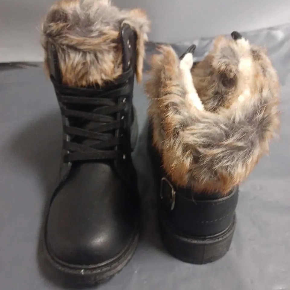 PAIR OF LILLEY FAUX FUR LINED BOOTS IN BLACK - 4