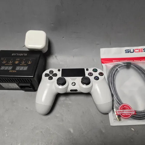 APPROXIMATELY 6 ASSORTED ITEMS TO INCLUDE - PS4 CONTROLLER , SUCESO USB C TO USB C PORT , USB-C PLUG ETC