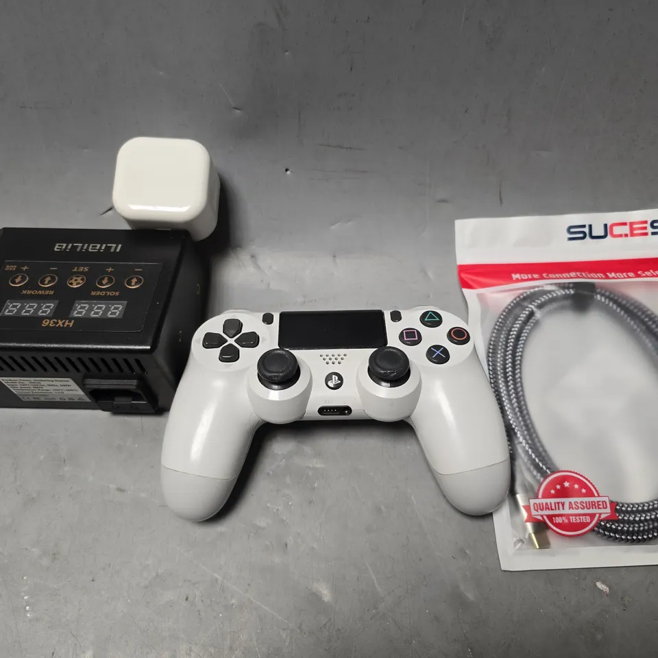 APPROXIMATELY 6 ASSORTED ITEMS TO INCLUDE - PS4 CONTROLLER , SUCESO USB C TO USB C PORT , USB-C PLUG ETC