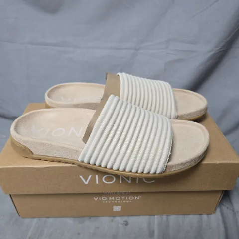 BOXED PAIR OF VIONIC EVIE KNIT SLIDE SANDALS IN CREAM SIZE 4.5