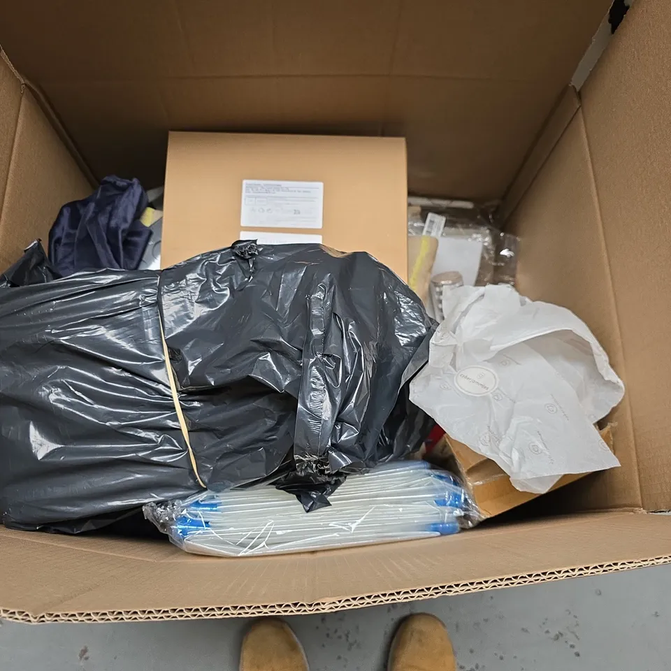 BOX OF APPROXIMATELY 20 ASSORTED HOUSEHOLD ITEMS TO INCLUDE PINK FLUFFY RUG, PEEL & STICK WALL TILES AND BLUETOOTH MUSIC NORTHERN LIGHTS MOON LIGHTS