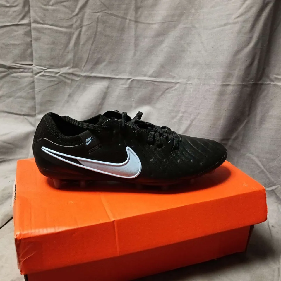 NIKE BLACK FOOTBALL BOOTS – UK SIZE 5.5