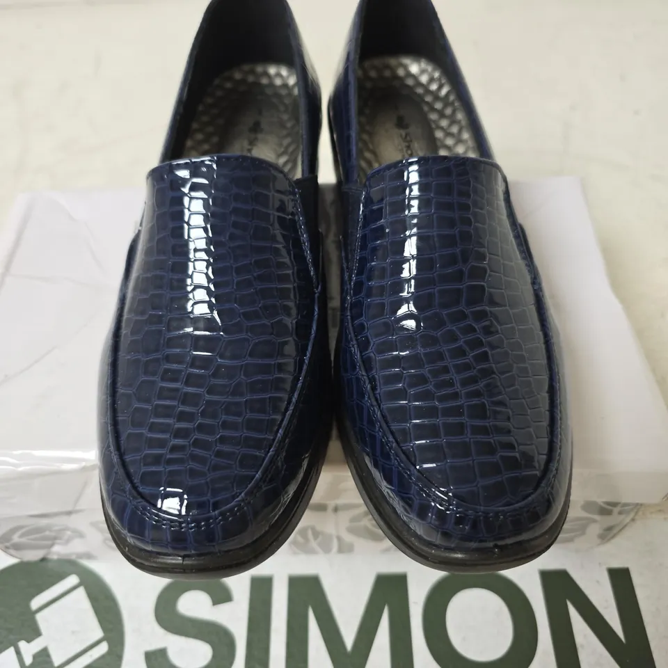 BOXED SHOE TREE COMFORT AGATHA SHOES, NAVY - UK SIZE 4