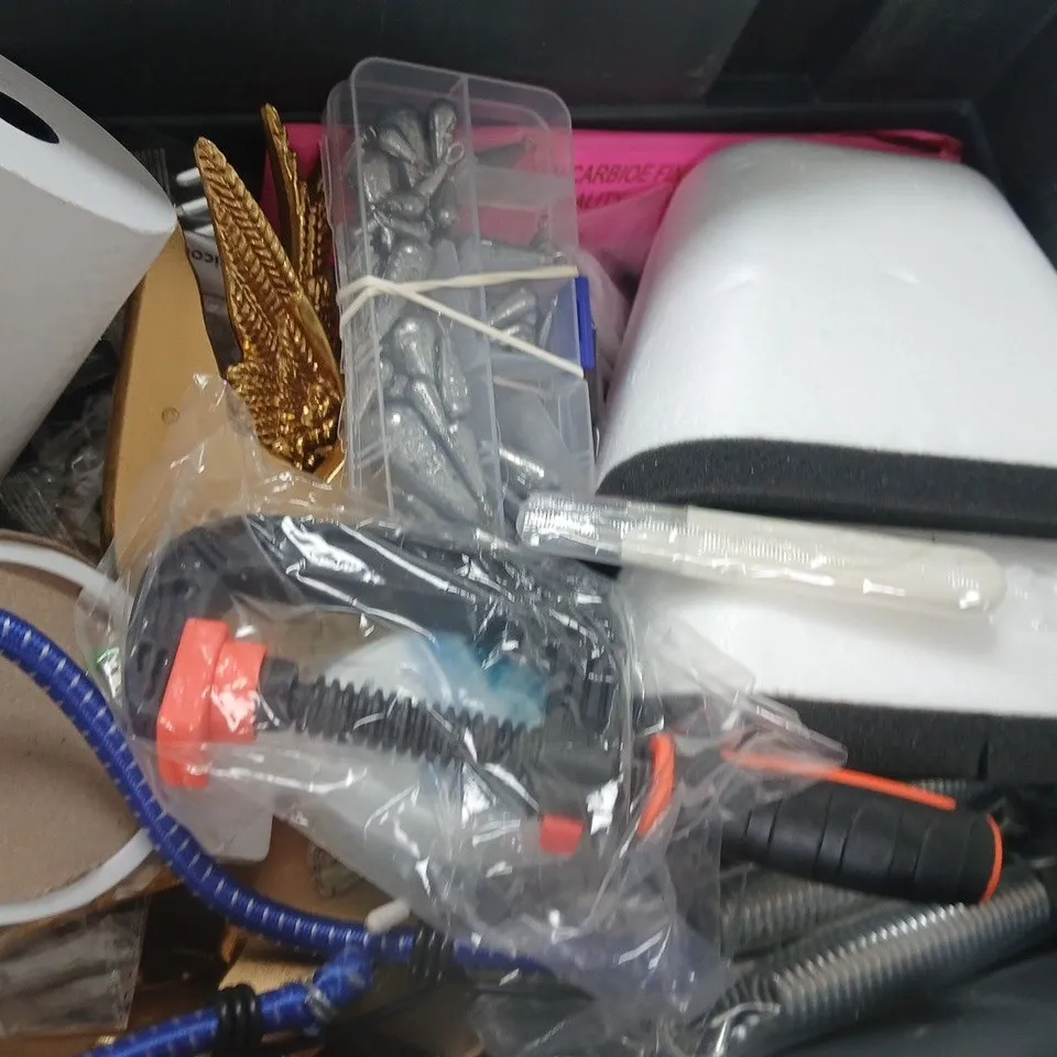APPROXIMATELY 10 ASSORTED HOUSEHOLD ITEMS TO INCLUDE CLAMPS , PENS AND FLOSS