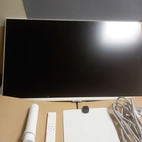 BOXED SAMSUNG SMART MONITOR M5 31.5" IN WHITE