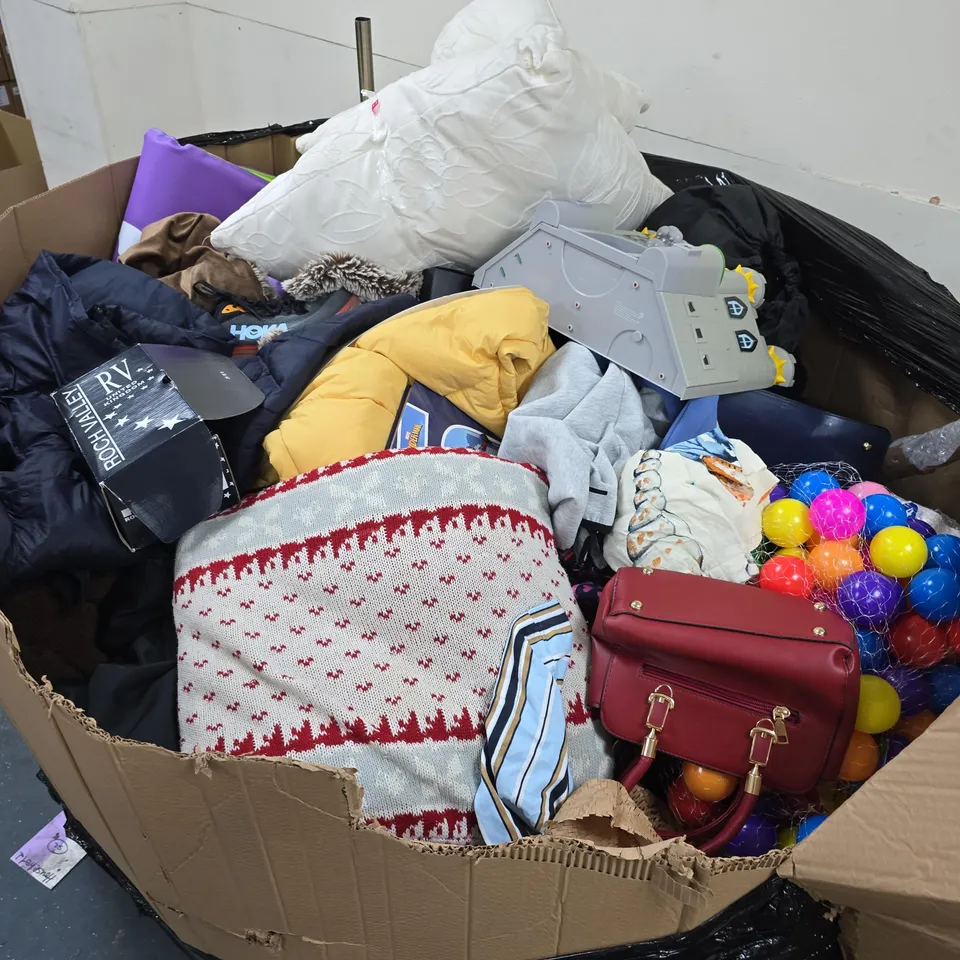 PALLET OF APPROX 100 ASSORTED ITEMS TO INCLUDE CLOTHING, SHOES AND TOYS