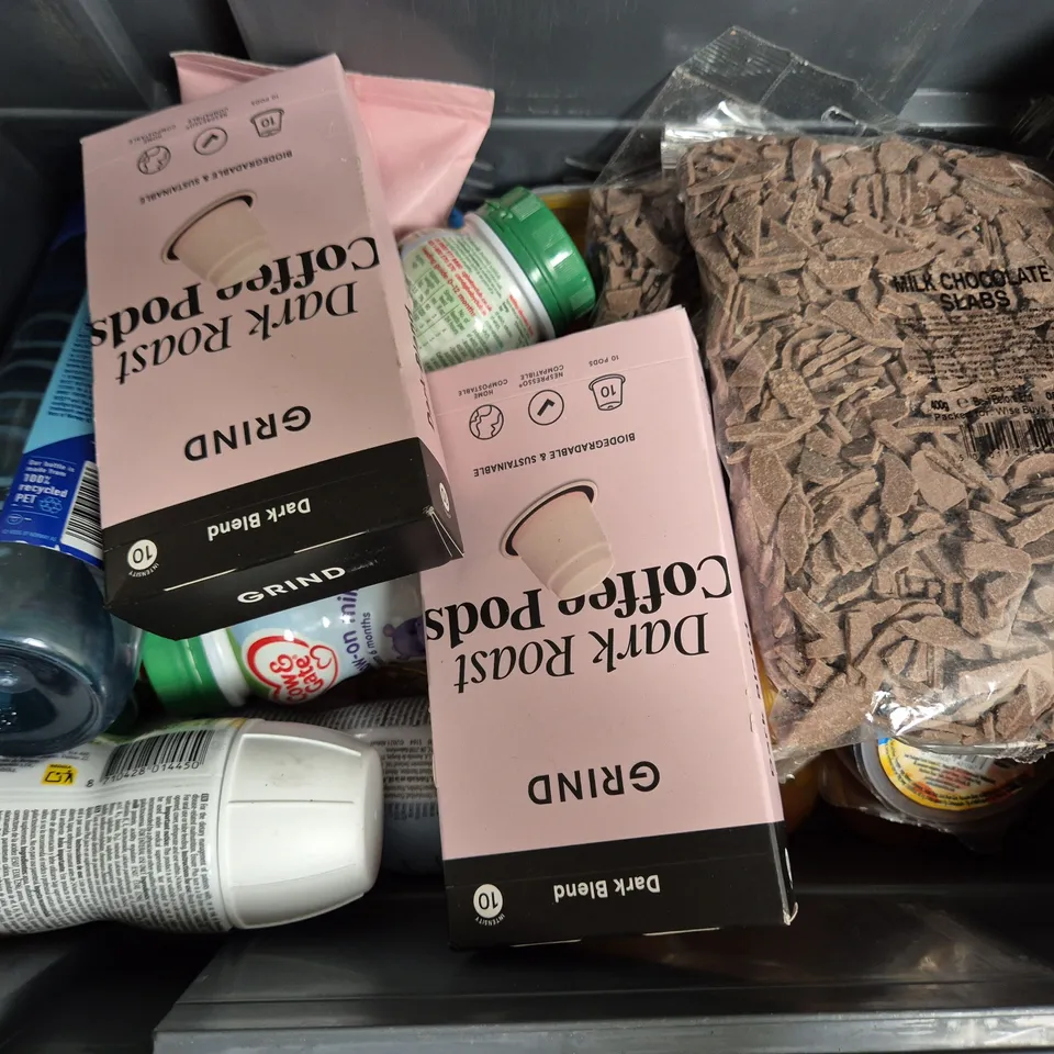 APPROXIMATELY 12 ASSORTED FOOD & DRINK ITEMS TO INCLUDE GRIND DARK ROAST COFFEE PODS, VOSS PLUS WATER, COW & GATE FOLLOW-ON MILK, ETC - COLLECTION ONLY