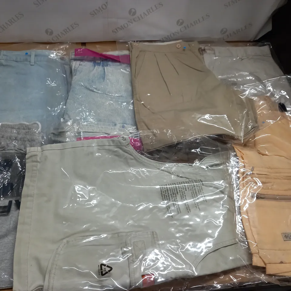 LARGE QUANTITY OF ASSORTED BAGGED CLOTHING ITEMS TO INCLUDE COLUMBIA AND QUICKSILVER IN VARIOUS SIZES
