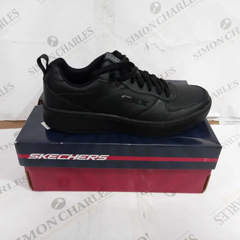 BOXED PAIR OF SKECHERS SPORT COURT 92 SHOES BLACK UK SIZE 9