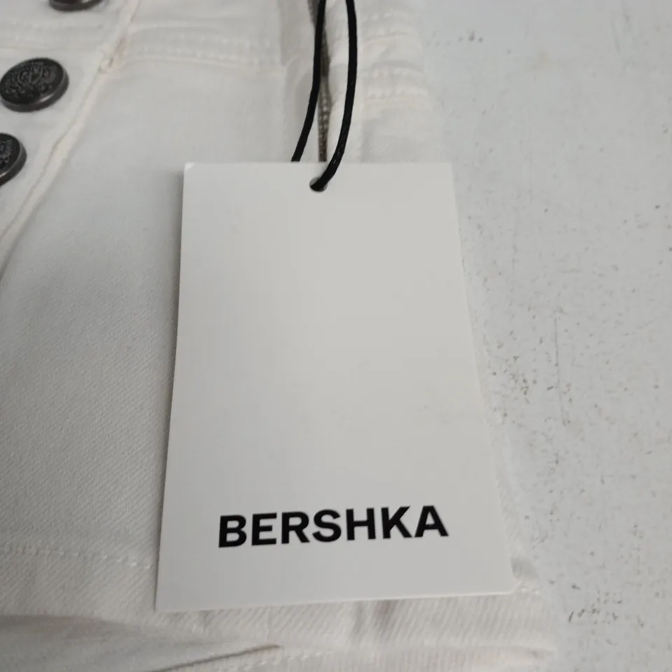 BERSHKA WHITE DENIM SHORTS – HIGH-WAISTED, FRONT BUTTON PLACKET – UK 4 (EU 32)