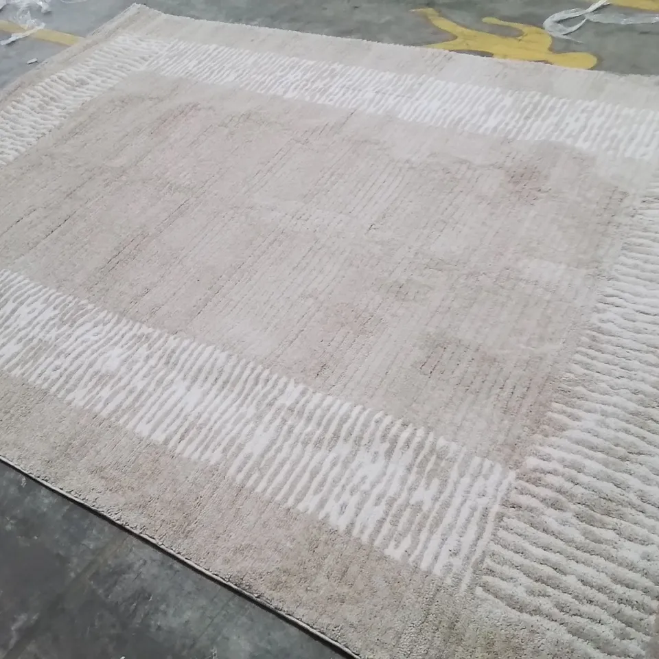 QUALITY DESIGNER AREA RUG APPROXIMATELY 340X240CM