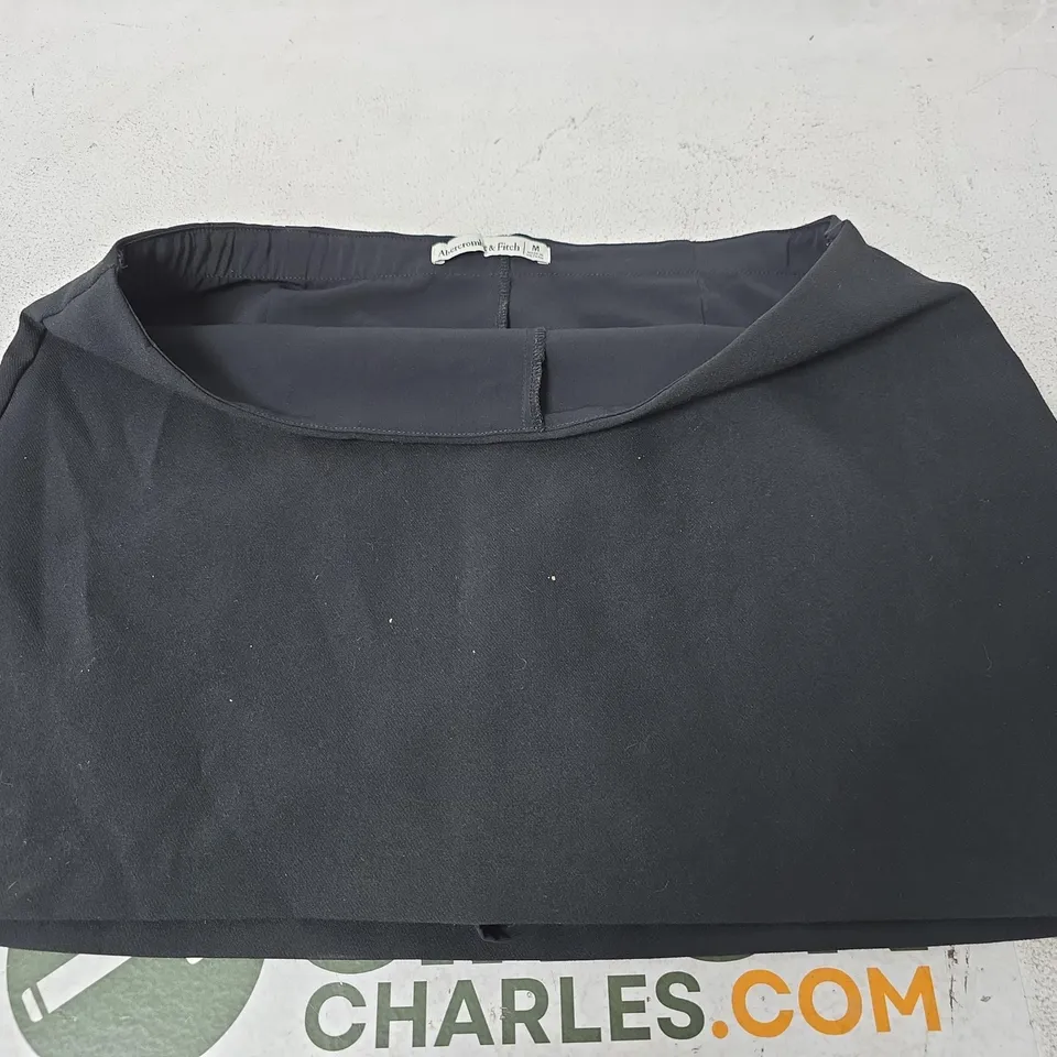 ABERCROMBIE & FITCH SKORT, BLACK - SIZE M 