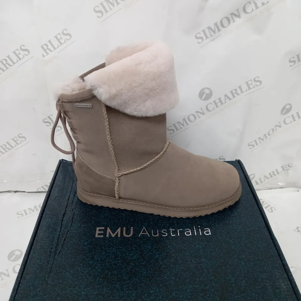 BOXED PAIR OF EMU BIRDWOOD BOOTS IN MUSHROOM UK SIZE 6
