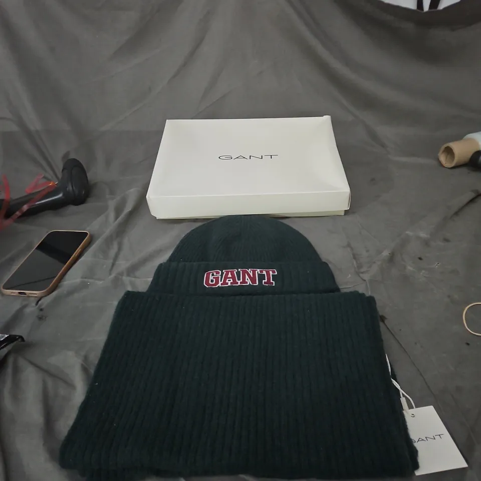 GANT BEANIE HAT – DARK GREEN KNIT WITH LOGO