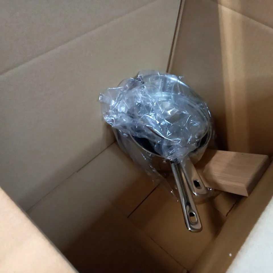 LOT OF APPROX 10 ASSORTED HOUSEHOL/KITCHEN WARE RELATED ITEMS TO INCLUDE: PYREX DISHES, BOTTLES, MIXING BOWL