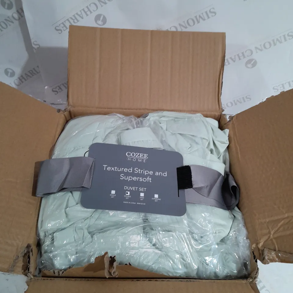 SUPERSOFT BY COZEE HOME TEXTURED STRIPE 6 PIECE DUVET SET - DOUBLE SIZE 